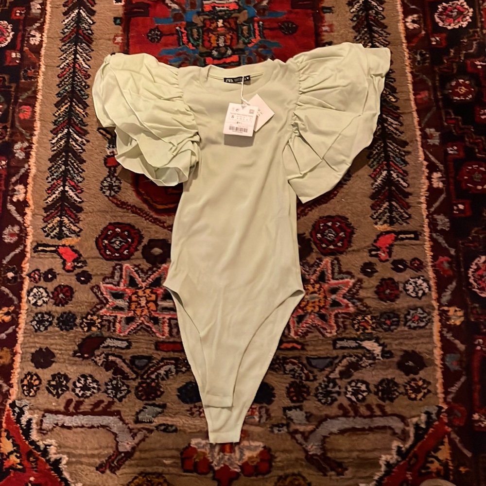 New with tags Bodysuit top size small,summer green ruffled short sleeve